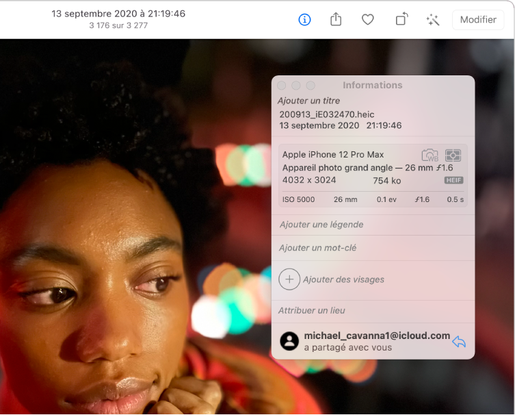 Photo d’une personne avec la fenêtre Informations affichant l’adresse e-mail de l’expéditeur au bas de l’écran.