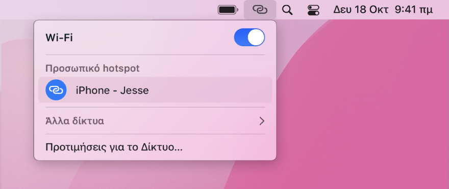 Μια οθόνη του Mac στην οποία το μενού Wi-Fi εμφανίζει ένα Προσωπικό hotspot συνδεδεμένο σε ένα iPhone.