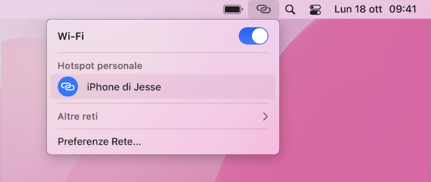 Il monitor del Mac con il menu Wi-Fi che mostra un l'hotspot personale di un iPhone.