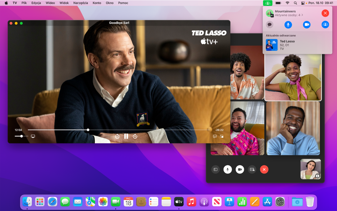 Wspólne oglądanie odcinka serialu Ted Lasso w oknie aplikacji Apple TV. W oknie aplikacji FaceTime widoczni są widzowie.