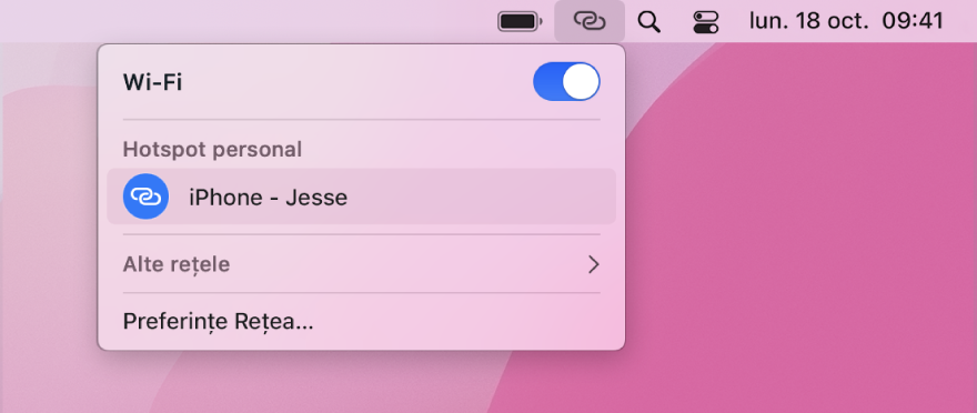 Un ecran Mac cu meniul Wi-Fi afișând un hotspot personal conectat la un iPhone.