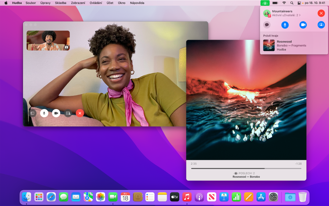 Sdílený poslechový zážitek s posluchači v okně FaceTimu a okno aplikace Hudba, ve kterém se přehrává skladba