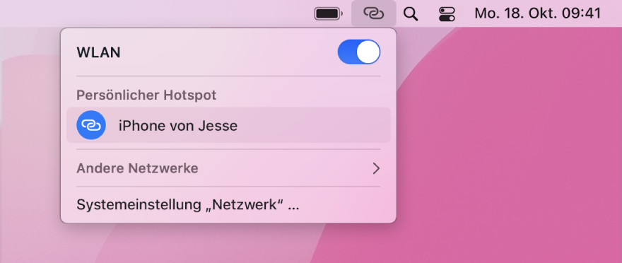 Der Mac-Bildschirm mit dem WLAN-Menü, in dem ein mit dem iPhone verbundener persönlicher Hotspot zu sehen ist