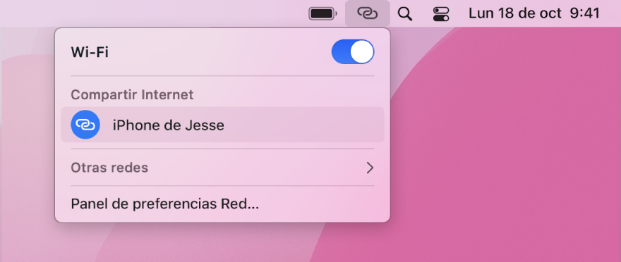 Pantalla de la Mac con el menú Wi-Fi mostrando una conexión de Compartir Internet con un iPhone.