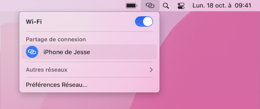 Écran du Mac avec le menu Wi-Fi affichant un Partage de connexion connecté à un iPhone.