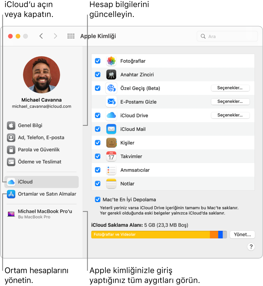 Sistem Tercihleri’ndeki Apple Kimliği bölümü. Hesap bilgilerinizi güncellemek, iCloud’u açıp kapatmak, ortam hesaplarını yönetmek veya Apple kimliğinizle giriş yapmış tüm aygıtları görmek için kenar çubuğundaki bir öğeyi tıklayın.