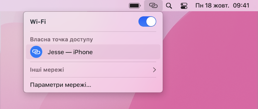 Екран Mac із меню Wi-Fi і персональною точкою доступу та під’єднаним iPhone.