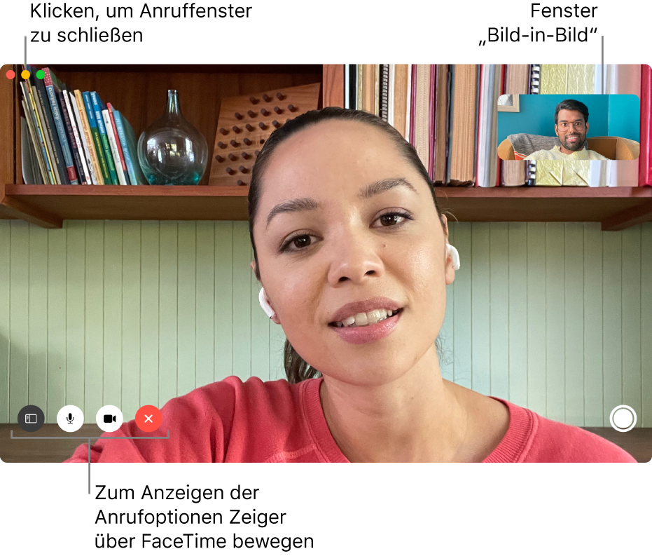 Bewege den Zeiger über das FaceTime-Fenster, um Optionen wie „Seitenleiste“, „Stumm“, „Video stumm schalten“, „Anruf beenden“ und „Live Photo“ zu sehen. Klicke auf die mittlere Taste links oben, um das Anruffenster auszublenden. Das Bild-in-Bild-Fenster wird oben rechts angezeigt.