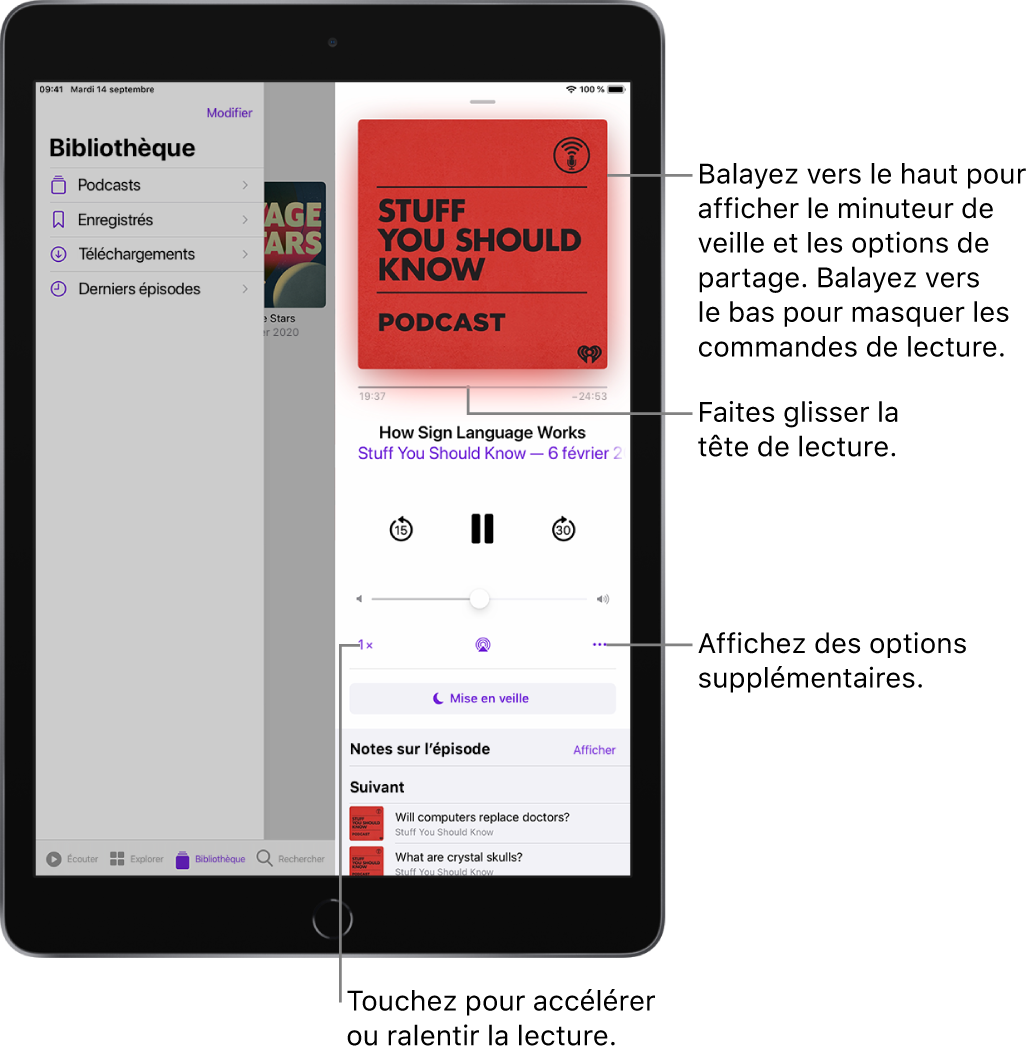 Les commandes de lecture sur le côté droit de l’écran. Au centre se trouve la commande pour lire ou mettre en pause le podcast. En dessous se trouve la commande de volume. En haut de l’écran se trouve un curseur permettant de rembobiner ou d’avancer dans le podcast. Dans le coin inférieur gauche se trouve la commande permettant de modifier la vitesse de lecture. Dans l’angle inférieur droit se trouve le bouton Plus.