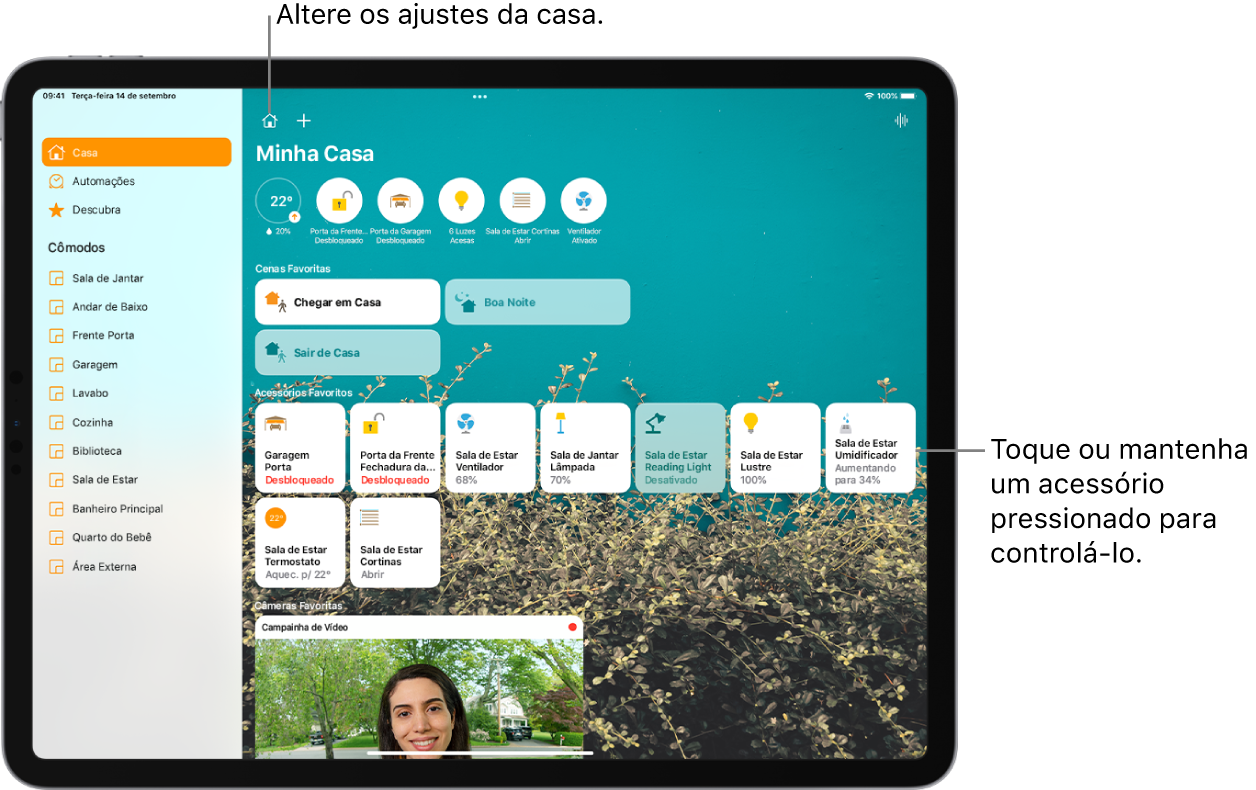 O app Casa com a barra lateral à esquerda, mostrando as abas Casa, Automação e Descubra perto da parte superior à esquerda. Os cômodos da casa aparecem abaixo. À direita da barra lateral, na parte superior, estão os botões “Ajustes da Casa” e “Adicionar”. O botão Interfone se encontra na parte superior direita. Seis botões de estado aparecem perto da parte superior: termostato, fechadura, porta da garagem, luzes, persianas e ventilador. Abaixo, estão as cenas e acessórios que foram marcados como favoritos. Na parte inferior há uma imagem obtida com uma campainha com câmera de vídeo.