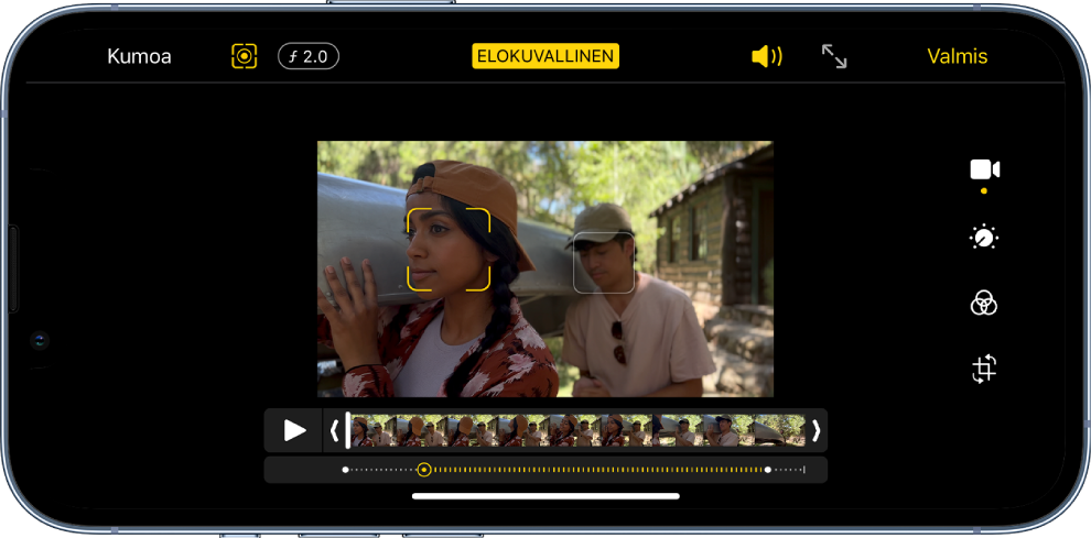 Elokuvallisen videon muokkausnäyttö vaakasuunnassa. Näytön ylävasemmalla ovat Kumoa-painike, Manuaalinen elokuvallinen -painike ja Syvyyden säätö -painike. Elokuvallinen-painike on valittuna näytön keskellä ylhäällä. Näytön yläoikealla ovat Äänenvoimakkuus-, Siirry koko näytön tilaan- ja Valmis-painikkeet. Video on näytön keskellä, ja tarkennettuna olevan kuvakohteen ympärillä on kehys. Videon alapuolella on kehysnäkymä, jossa näytetään, missä videon kohdassa kohteen tarkennus muuttuu. Muokkaustyökalut ovat näytön oikeassa reunassa ylhäältä alas: Video, Säädä väriä, Suodatin ja Rajaa.