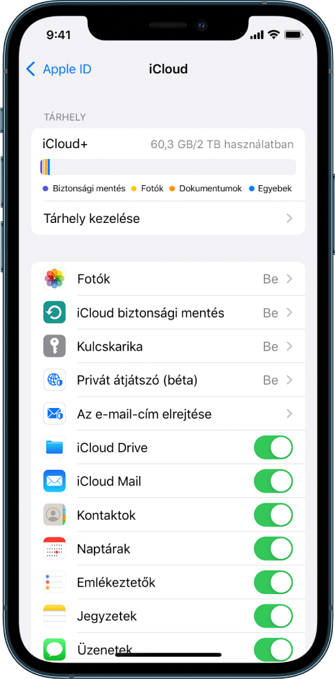 Az iCloud-beállítások képernyője, amelyen az iCloud-tárhely foglaltságmérője, valamint az iClouddal használható appok és szolgáltatások listája látható (pl. a Mail, a Kontaktok és az Üzenetek).