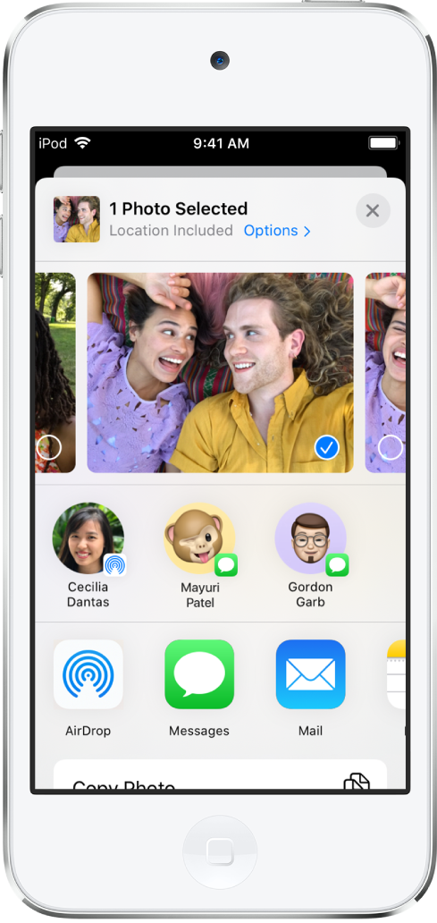 Pantalla Compartir con fotos en la parte superior. Hay una foto seleccionada, que se indica con una marca de verificación blanca en un círculo azul. La fila situada debajo de las fotos muestra amigos con los que puedes compartirlas mediante AirDrop. Debajo hay otras opciones para compartir, entre las que se incluyen, de izquierda a derecha, Mensajes, Mail, “Álbumes compartidos” y “Añadir a Notas”. En la fila de abajo, se encuentran los botones Copiar, “Copiar enlace de iCloud”, “Pase de diapositivas” y AirPlay.