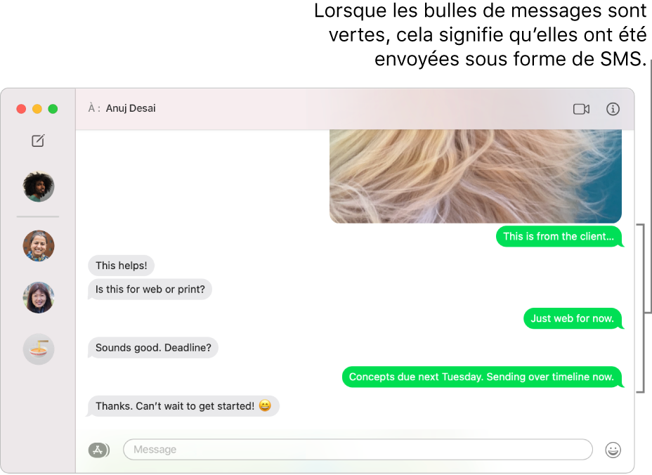 La fenêtre Messages avec plusieurs conversations dans la barre latérale de gauche, ainsi qu’une transcription ouverte sur la droite. Les bulles de messages sont vertes, ce qui signifie qu’elles ont été envoyées comme message SMS.