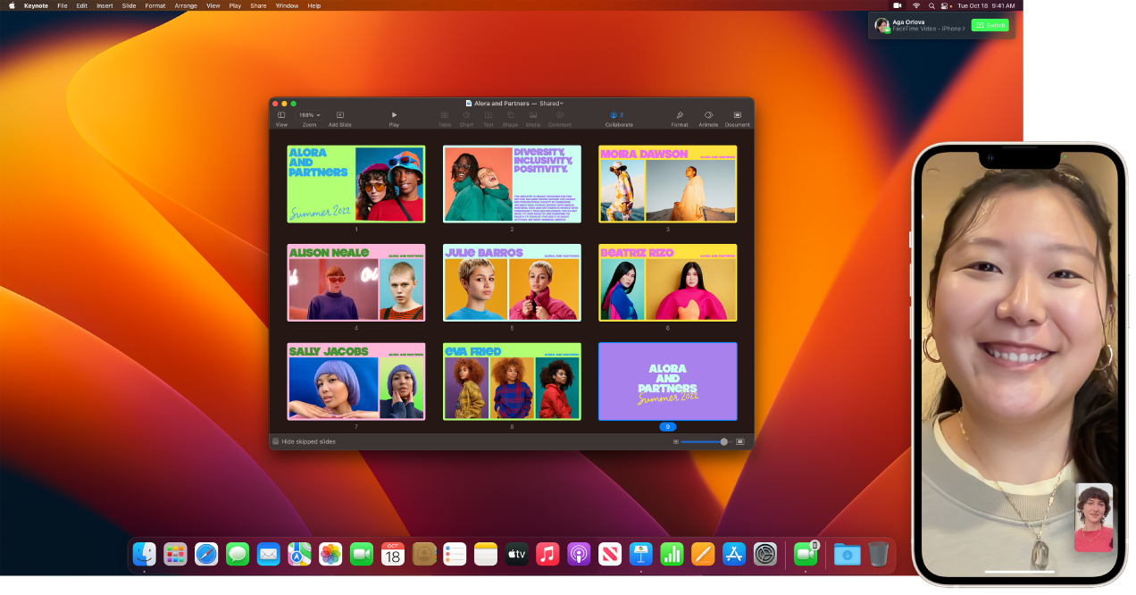 Hovor FaceTime na iPhonu vedle stolního Macu s otevřeným oknem Keynote. V pravém horním rohu Macu je vidět tlačítko pro přepnutí hovoru FaceTime na Mac.