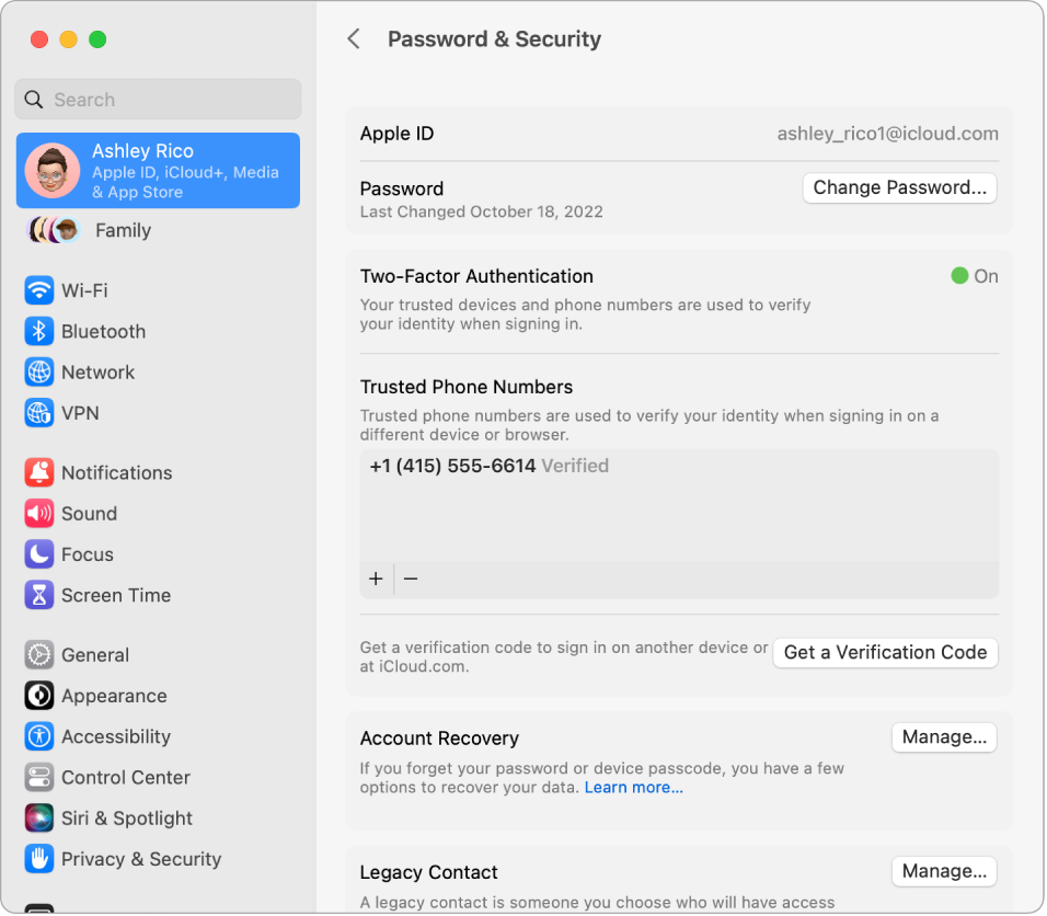 Apple ID konta sadaļa Password & Security izvēlnē System Settings. Šeit varat iestatīt Account Recovery vai Legacy Contact.