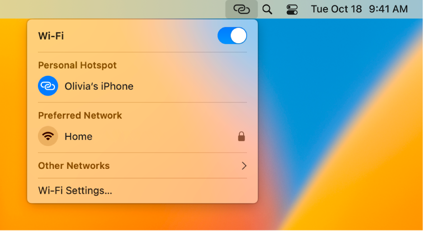 Un ecran Mac cu meniul Wi-Fi afișând un hotspot personal conectat la un iPhone.