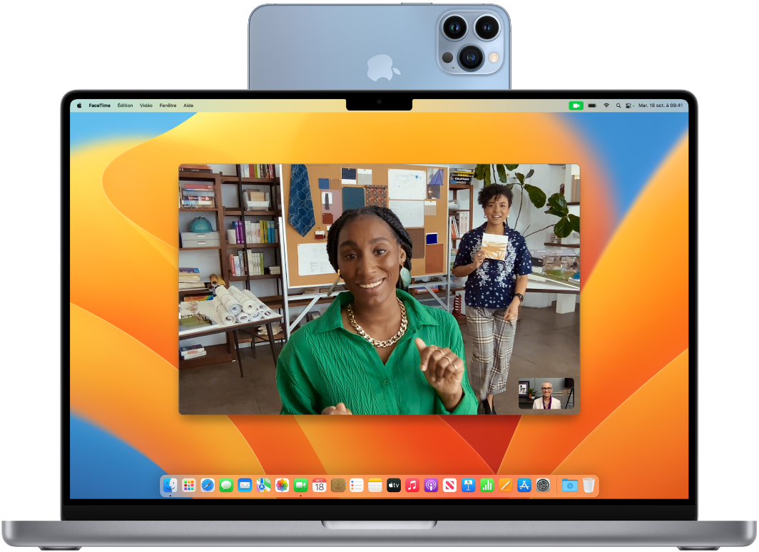 MacBook Pro affichant une session FaceTime avec l’effet vidéo « Cadre centré » grâce à l’appareil photo Continuité.