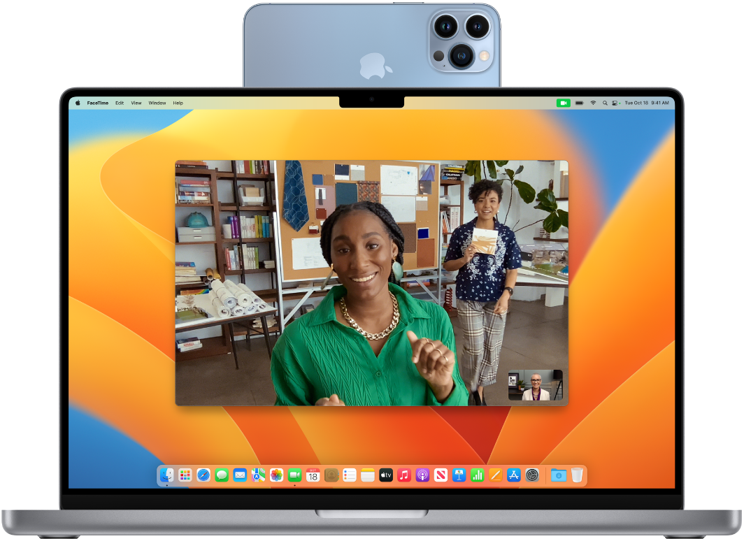 A MacBook Pro і сеанс FaceTime з режимом «Центрування в кадрі» з використанням неперервної камери.