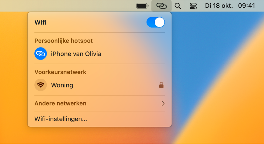 Het scherm van een Mac met het wifimenu met daarin een persoonlijke hotspot verbonden met een iPhone.