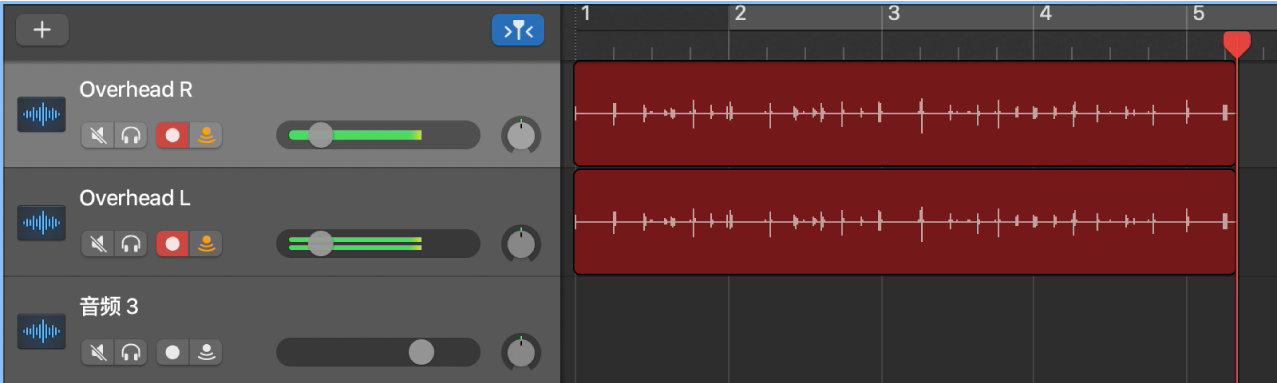 在轨道区域中显示两个音轨上已录制的的音频片段。