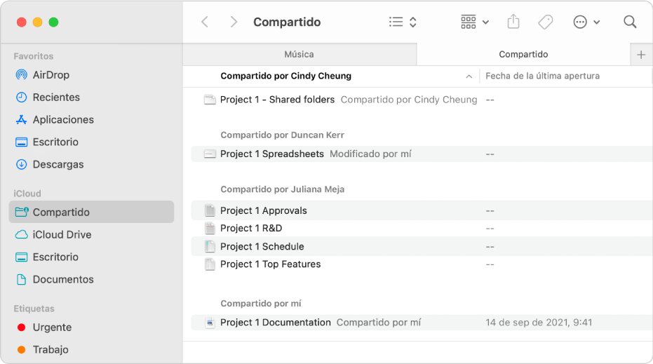 La ventana del Finder mostrando la carpeta Compartida seleccionada en la barra lateral y los elementos a la derecha ordenados por el remitente que los compartió.