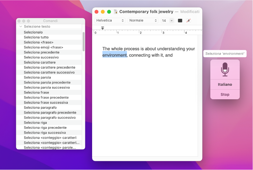 La finestra di feedback di “Controllo vocale” e la finestra Comandi accanto a un documento di TextEdit in fase di dettatura. La finestra Comandi include comandi di selezione del testo. Nella finestra di feedback è visualizzato il comando Seleziona <frase> utilizzato per selezionare la parola “ambiente” nel documento.