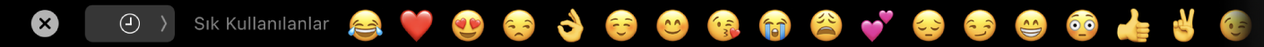 Sık kullanılan Emoji seçeneklerini ve farklı Emoji kategorilerini seçme düğmelerini gösteren Mesajlar Touch Bar’ı.