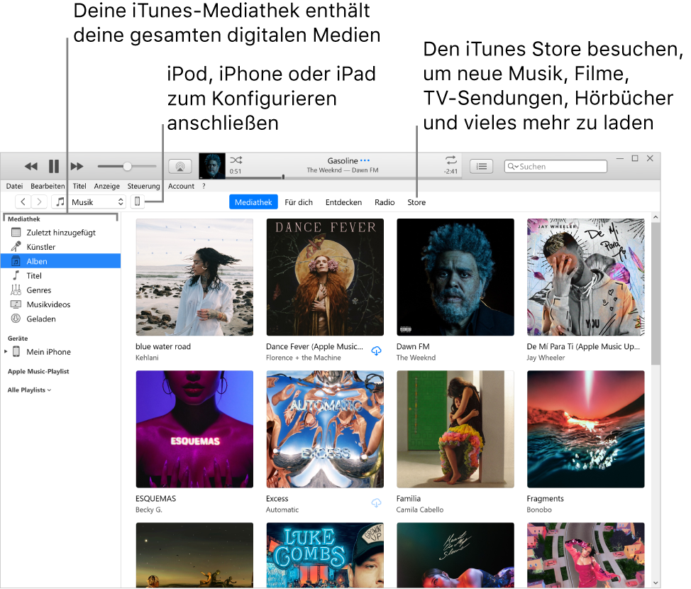 Ansicht des iTunes-Fensters: Das iTunes-Fenster besteht aus zwei Registerkarten. Links befindet sich die Seitenleiste „Mediathek“ mit all deinen digitalen Medien. Im größeren Bereich auf der rechten Seite kannst du eine Auswahl ansehen, die dich interessiert. Du kannst dort z. B. deine Mediathek oder deine Seite „Für dich“ anzeigen, in neuer iTunes-Musik oder in Videos stöbern oder den iTunes Store besuchen, um neue Musik, Filme, TV-Sendungen, Hörbücher und mehr zu laden. Oben rechts in der Seitenleiste „Mediathek“ befindet sich die Schaltfläche „Geräte“, die zeigt, dass dein iPhone, iPad oder iPod mit deinem PC verbunden ist.