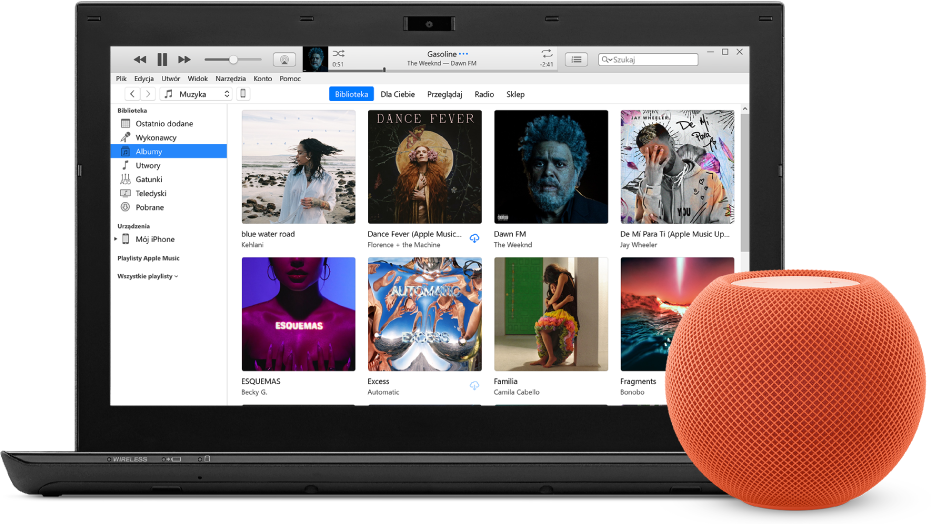 Komputer PC z wyświetloną aplikacją iTunes oraz znajdujący się obok HomePod mini.