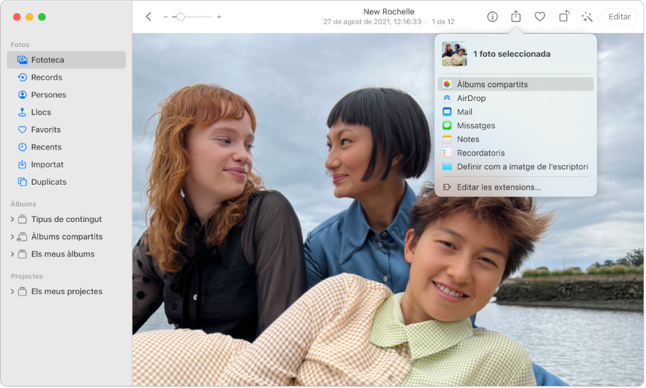 La finestra de l’app Fotos on es mostra una foto i el menú Compartir obert sota del botó Compartir de la barra d’eines.