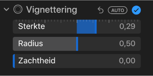 De regelaars voor vignettering in het paneel 'Pas aan', met schuifknoppen voor 'Sterkte', 'Radius' en 'Zachtheid'.