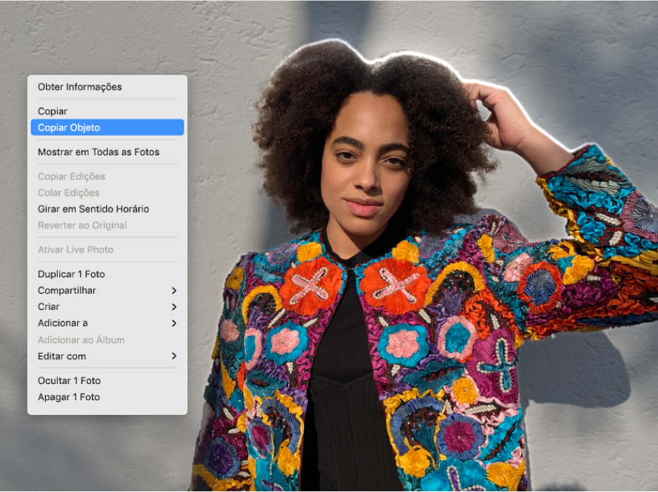 Um contorno aparecendo em torno de uma pessoa no primeiro plano de uma foto e um menu mostrando “Copiar Objeto” selecionado.