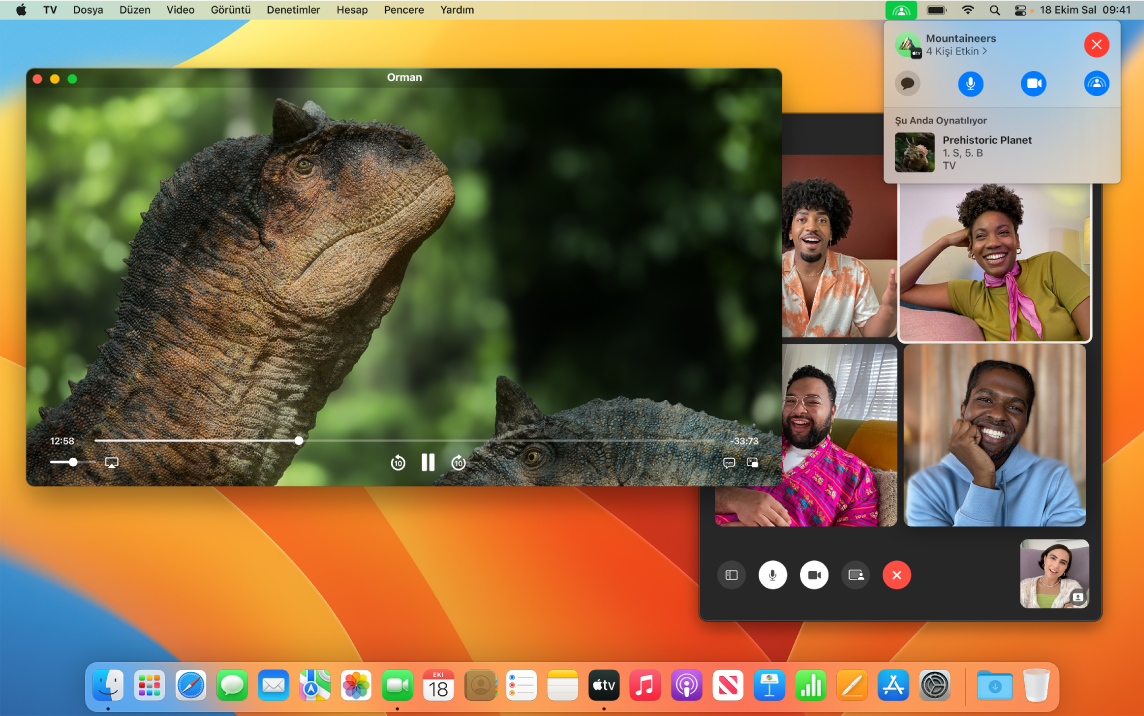 TV uygulaması penceresinde bir Ted Lasso bölümü ve FaceTime penceresinde izleyicilerle birlikte paylaşılan bir izleme partisi.