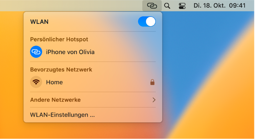 Der Mac-Bildschirm mit dem WLAN-Menü, in dem ein mit dem iPhone verbundener persönlicher Hotspot zu sehen ist