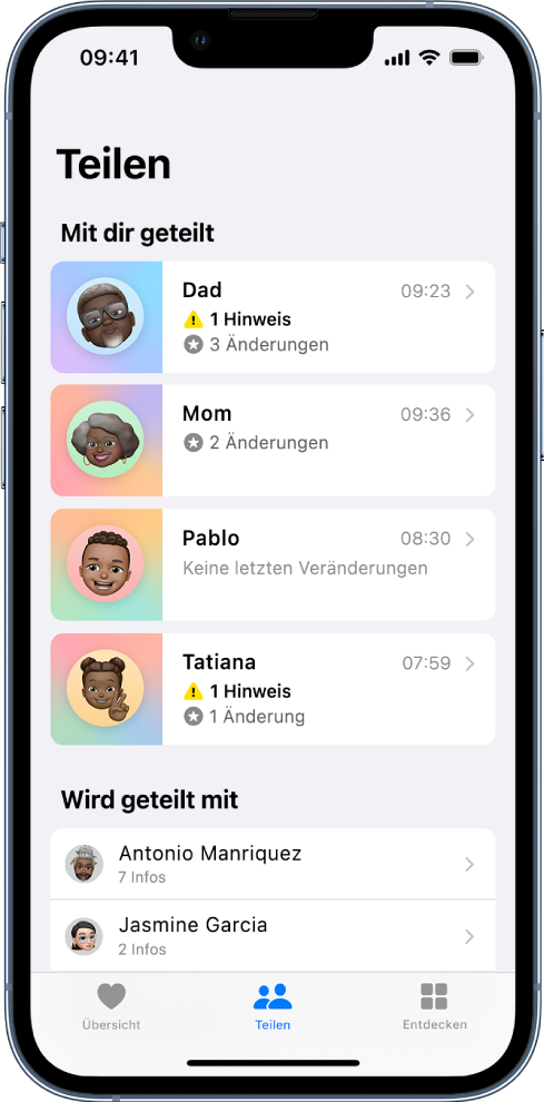 Der Bildschirm „Teilen“ in der App „Health“. In der Mitte befindet sich eine Liste mit Kontakten für „Mit dir geteilt“, für die jeweils Informationen wie „Hinweis“, „Änderungen“ und „Keine letzten Veränderungen“ angezeigt werden. Darunter befindet sich eine Liste mit Kontakten für „Wird geteilt mit“. Unter jedem Kontakt ist die Anzahl der Infos angegeben, die mit dem jeweiligen Kontakt geteilt werden. Unten befinden sich von links nach rechts die folgenden Tasten: „Übersicht“, „Teilen“ und „Entdecken“. „Teilen“ ist ausgewählt.