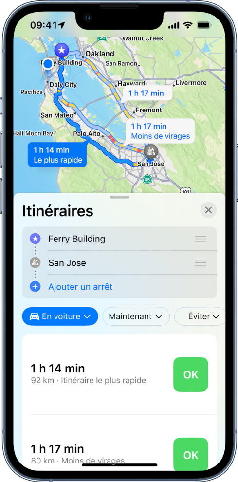 Un plan affichant plusieurs itinéraires en voiture entre deux lieux, avec l’itinéraire le plus rapide sélectionné. La fiche d’itinéraire en bas de l’écran fournit des détails sur les trajets, comme les heures d’arrivée prévues, la distance et une courte description. Un bouton Aller figure en regard de la description de chaque trajet.