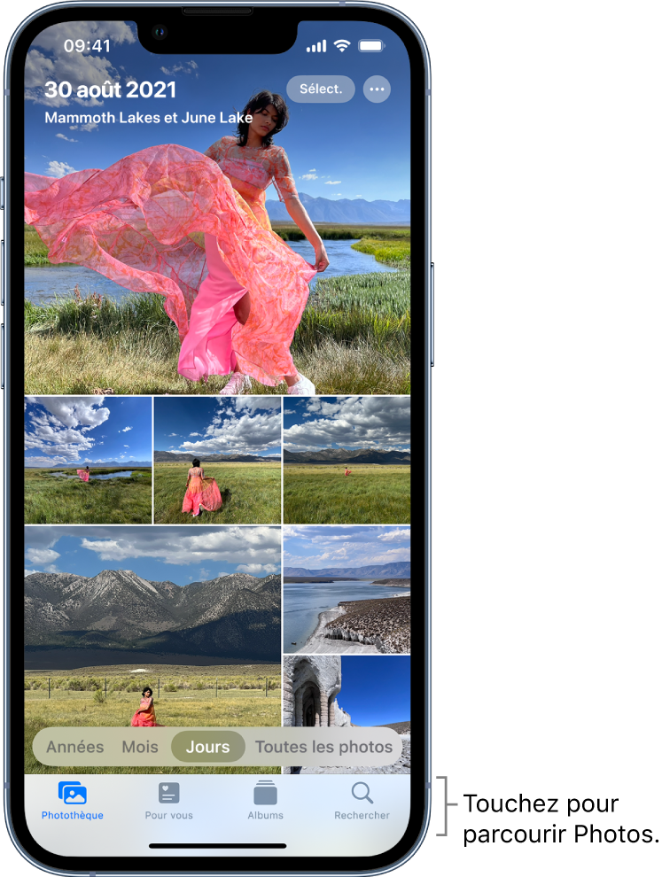 La présentation Jours de la photothèque est affichée. Une sélection de vignettes de photos remplit l’écran. En haut à gauche de l’écran se trouvent la date et l’emplacement des photos prises. En haut à droite se trouvent les boutons Sélectionner et « Plus d’options » pour partager les photos et afficher les détails. Sous les vignettes se trouvent des options de présentation de la photothèque : Années, Mois, Jours et « Toutes les photos ». Les boutons Photothèque, « Pour vous », Albums et Rechercher figurent en bas de l’écran.