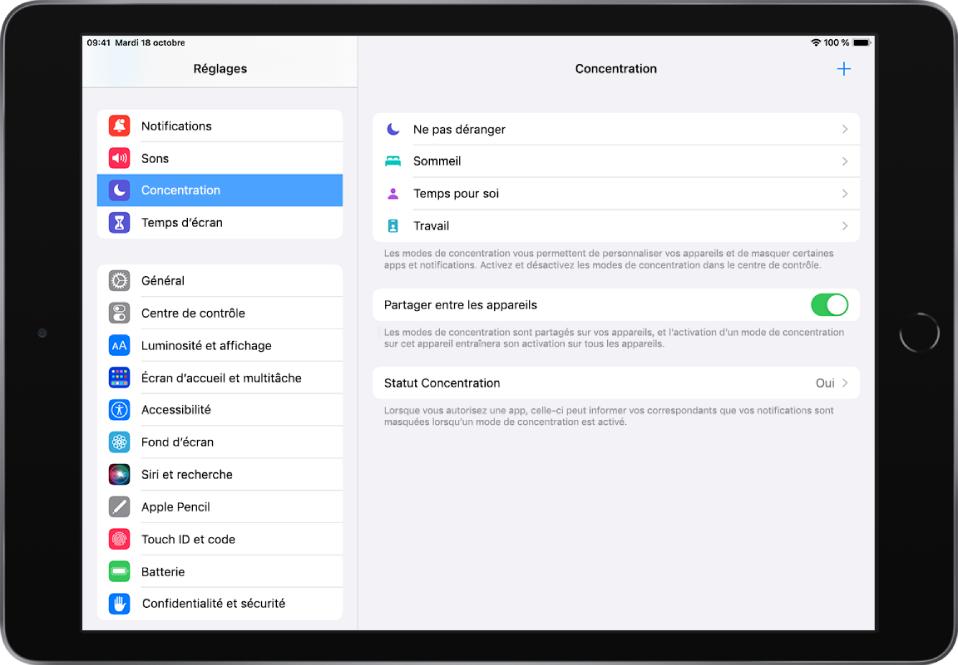 Un écran affichant quatre modes de concentration fournis : « Ne pas déranger », « Temps pour soi », Repos et Travail. Le bouton « Partager entre les appareils » est activé, ce qui permet d’utiliser les mêmes réglages Concentration sur tous vos appareils Apple.