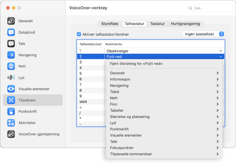 VoiceOver-verktøy-vinduet som viser Tilordnere-kategorien markert i sidepanelet og Talltastatur-panelet markert til høyre. Øverst i Talltastatur-panelet er avkrysningsruten for Aktiver talltastaturtilordner markert. Ingen spesialtast er valgt fra Spesialtast-lokalmenyen. Nedenfor avkrysningsruten og lokalmenyen vises en tabell med to kolonner: Talltastatur-tast og Kommando. Andre rad er valgt og inneholder 2 i Talltastatur-kolonnen og Flytt ned i Kommando-kolonnen. En lokalmeny under Flytt ned viser kommandokategorier, som Generelt. Hver kategori har en pil som viser kommandoer som kan tilordnes gjeldende Talltastatur-tast.