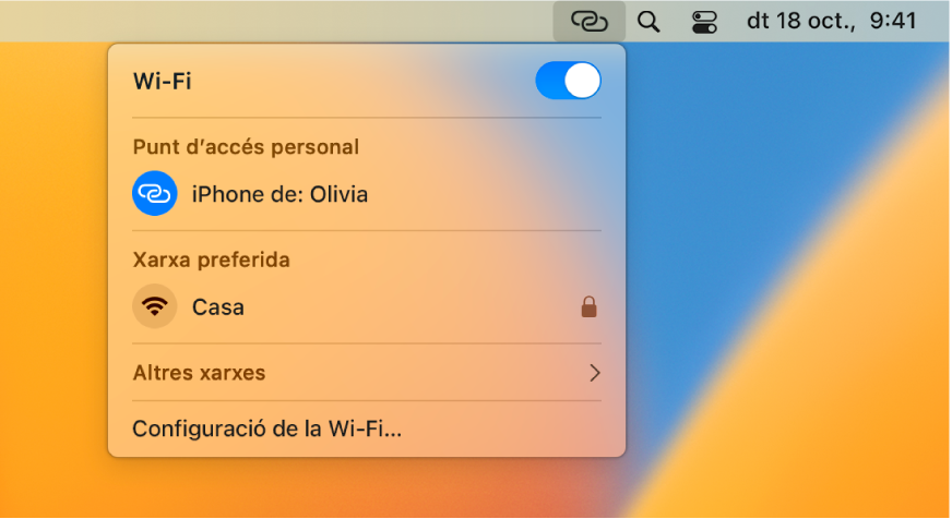 Una pantalla de Mac amb el menú Wi‑Fi mostrant un punt d’accés personal connectat a un iPhone.