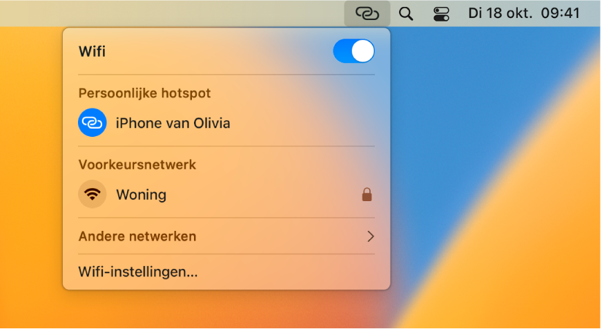 Het scherm van een Mac met het wifimenu met daarin een persoonlijke hotspot verbonden met een iPhone.