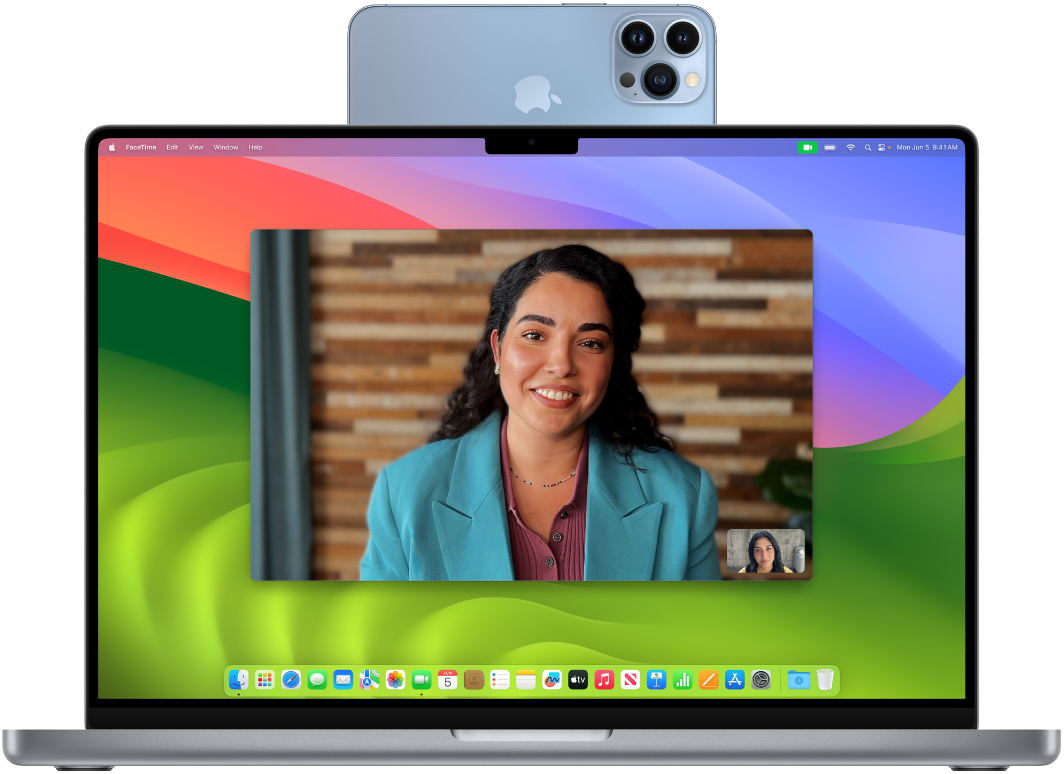 Ein MacBook Pro mit einer FaceTime-Sitzung, bei der der „Folgemodus“ und die Integrationskamera verwendet wird.