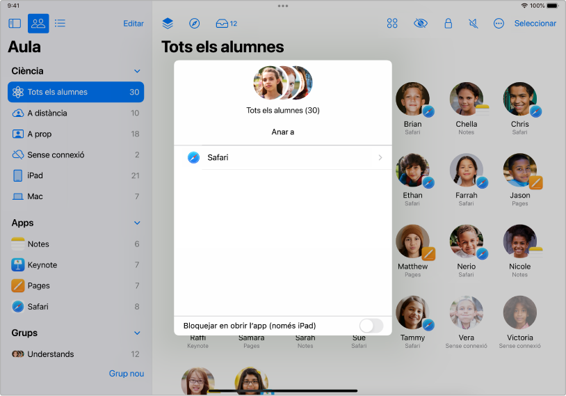 Tauler “Anar a” de la finestra de l’app Aula a l’iPad que mostra un grup d’alumnes seleccionats i, a sobre, dues destinacions per escollir: Llibres i Safari.