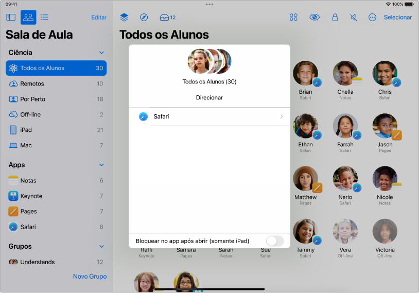 O painel Direcionar da janela do app Sala de Aula no iPad mostrando um grupo de alunos selecionados; acima do painel, há dois destinos dentre os quais escolher: Livros e Safari.