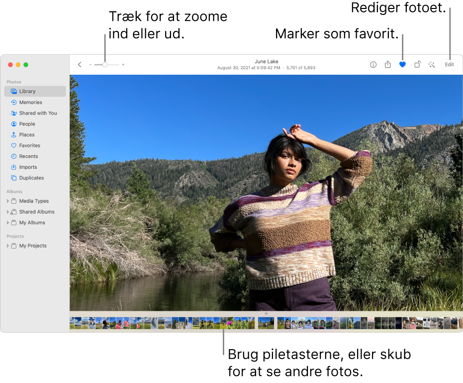 I vinduet Fotos vises et forstørret foto til højre med en række miniaturer nedenunder. Værktøjslinjen øverst omfatter zoommærket, knappen Favorit og knappen Rediger.