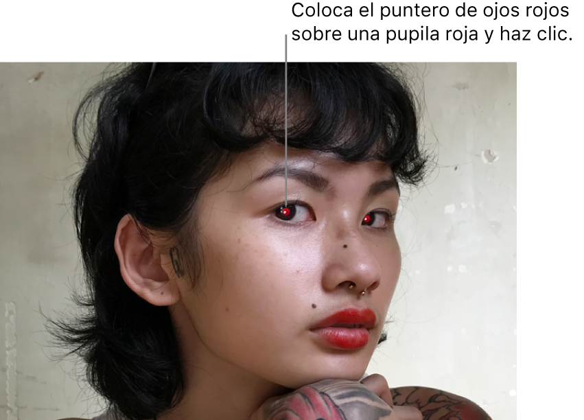 Una persona con ojos rojos.