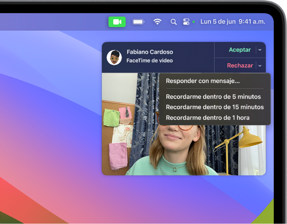 Una notificación de llamada de FaceTime entrante mostrando los botones Contestar y Rechazar, y opciones para rechazar la llamada.