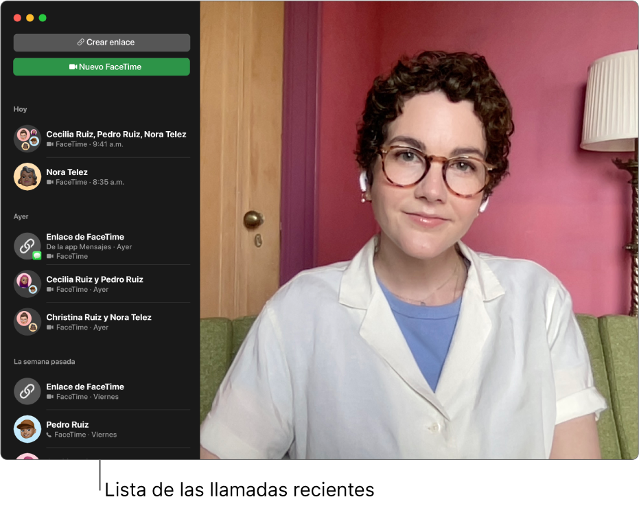 Una ventana de FaceTime mostrando la lista de llamadas recientes a la izquierda.