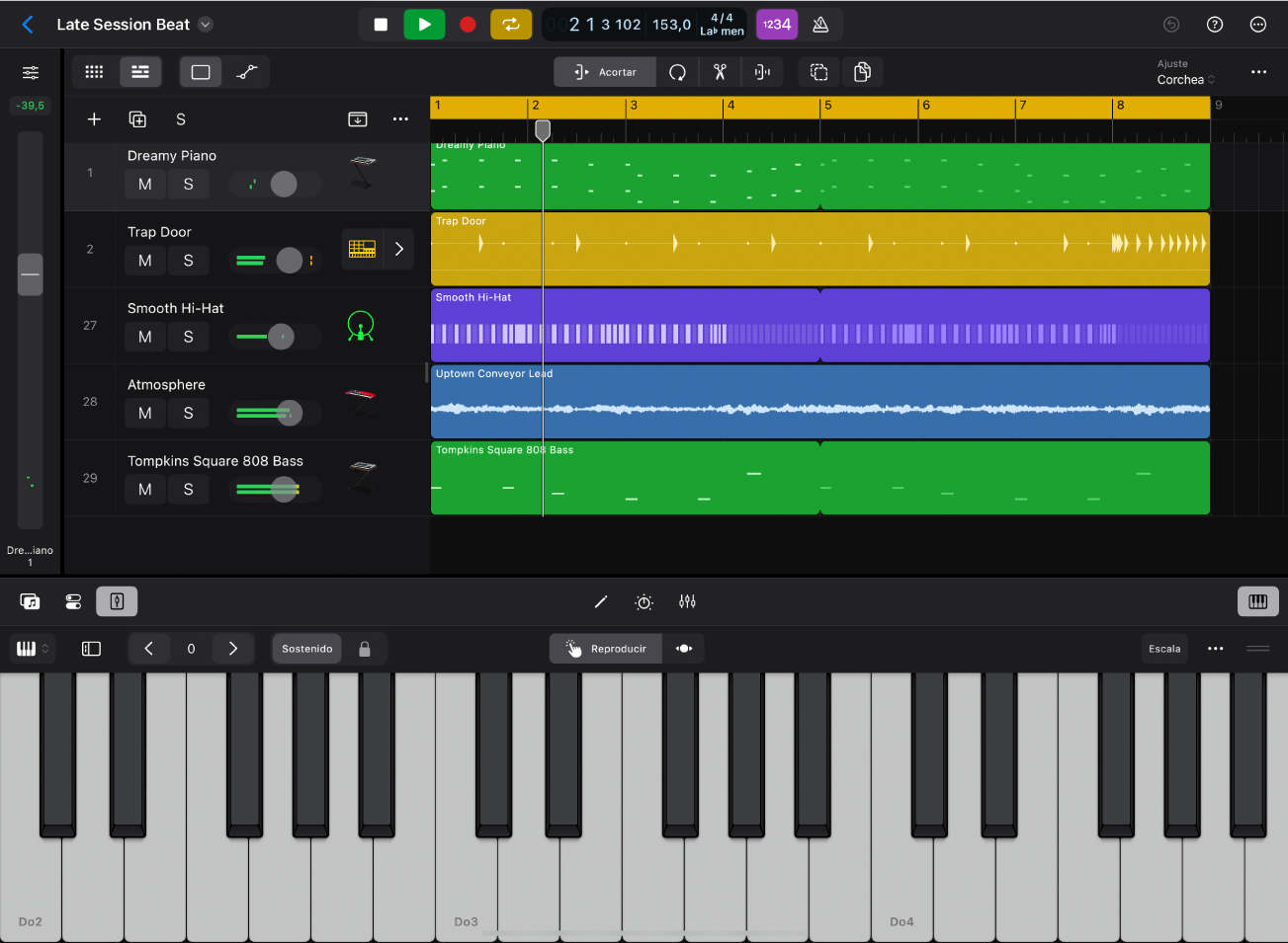 Ilustración. Reproducción de un proyecto de Logic Pro, con el área de pistas y la superficie de interpretación visibles.